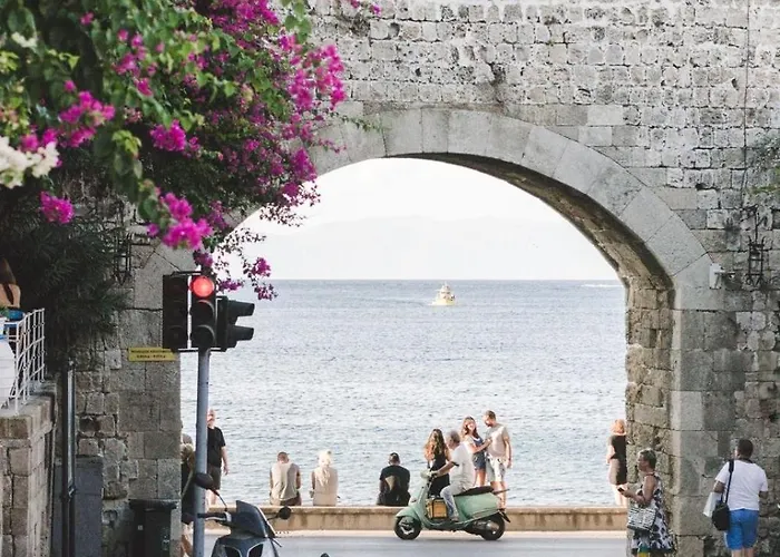 4-Bedroom Prestige Apartment Rhodes Near Old Town Apartament *